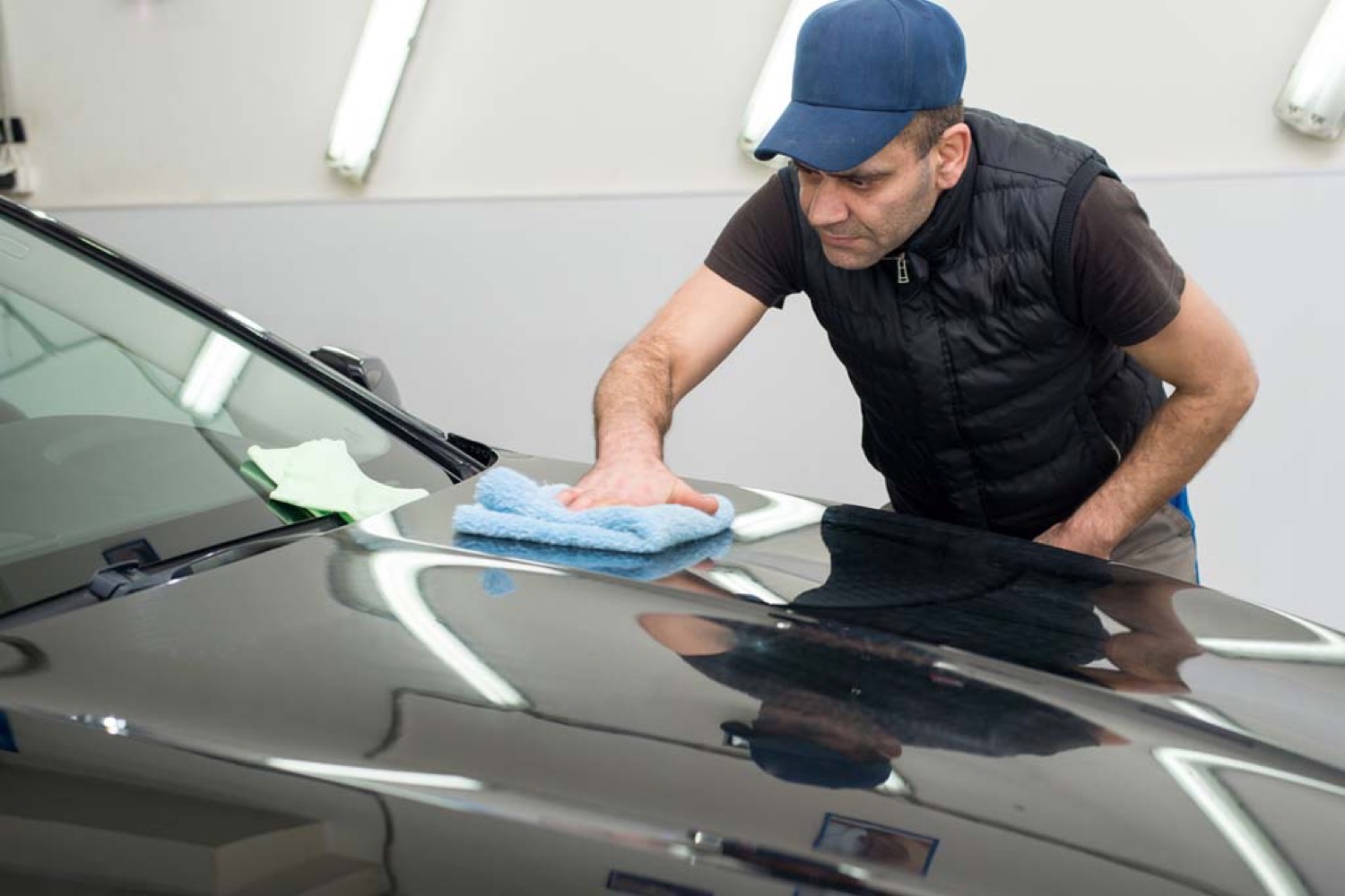 Reinigung einer Fahrzeugmotorhaube mit einem Tuch